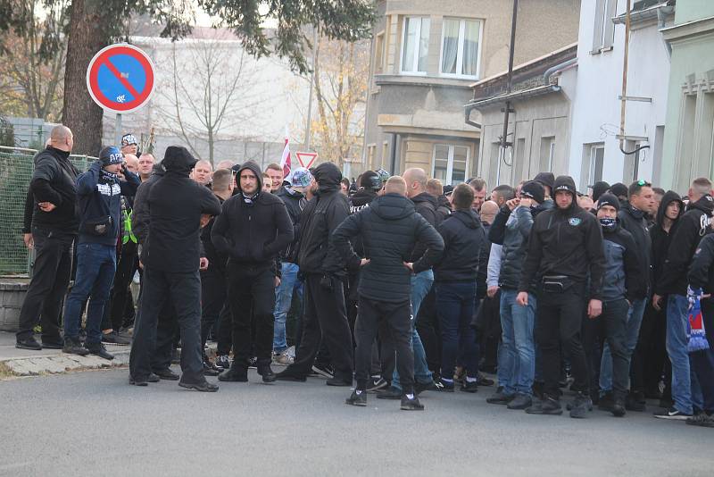 Policisté v Opavě dohlíželi na dav fanoušků Baníku, který měl více než tisíc lidí.