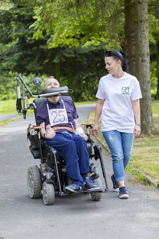 Centrum sociálních služeb (CSS) v Hrabyni uspořádalo třetí ročník štafetového maratonu na kolečkách.