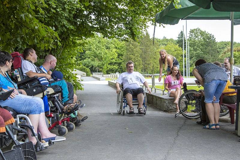 Centrum sociálních služeb v Hrabyni uspořádalo druhý ročník Štafetového maratonu na kolečkách.