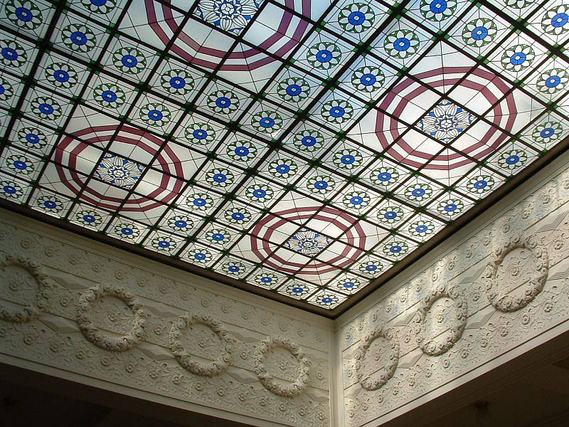 Vitrážový strop, chlouba opavské Knihovny Petra Bezruče, od konce června prochází renovací.
