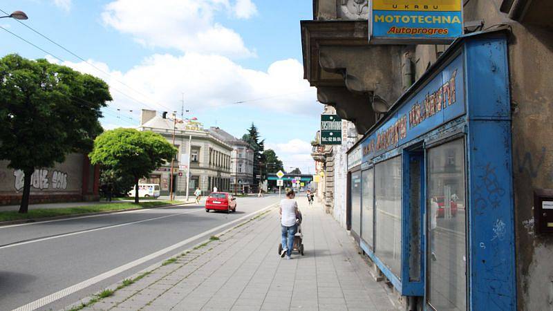 Když budete procházet Olomouckou ulicí v Opavě, uvidíte spoustu prázdných výloh. Proč odsud v posledních letech mizí jedna prodejna za druhou?