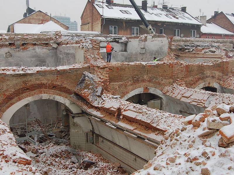 Odkryté podzemí, hromady sutin, těžké bagry. To je dnes nádvoří bývalého opavského pivovaru. Stará zástavba musí udělat místo pro plánované obchodní a společenské centrum Breda& Weinstein, které chce začít stavět developerská společnost Develon cz, s.r.o.