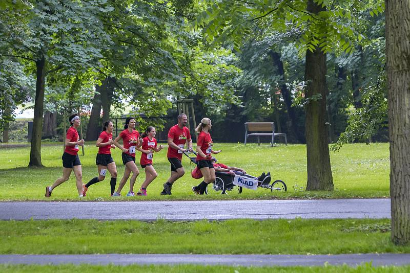 Asistovaný běžecký závod s handicapovanými dětmi a mladými lidmi.