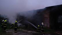 Zásah u požáru hospodářské budovy na okraji Kravař, 10. června 2020.