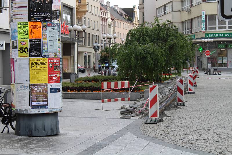 Manévry v Opavě: Horní náměstí bylo kvůli nálezu kufru zavřeno.