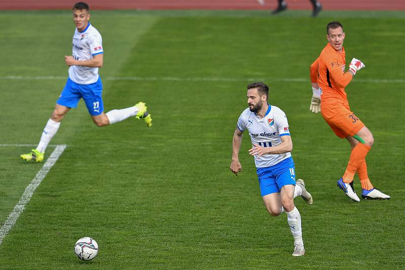 Utkání 26. kolo první fotbalové ligy: FC Baník Ostrava – SFC Opava, 10. dubna 2021 v Ostravě. (zleva) Tomáš Zajíc z Ostravy a brankář Opavy Vilém Fendrich.