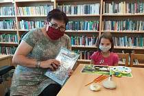 Blanka Klouzalová je „duší“ knihovny v Závadě. Knihovnu vede, zároveň pořádá i řemeslné kroužky pro děti.
