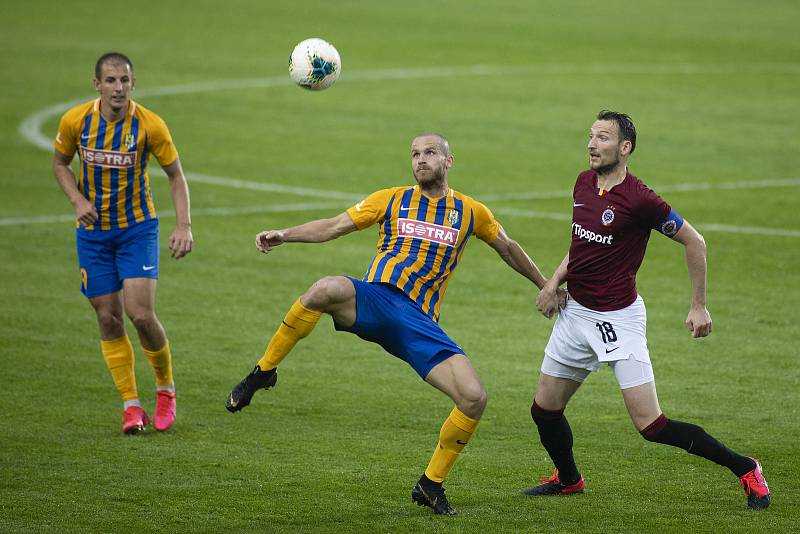 Praha - Zápas 29. kola FORTUNA:LIGY mezi AC Sparta Praha a SFC Opava. Jan Schaffartzik (SFC Opava), Libor Kozák (AC Sparta Praha).