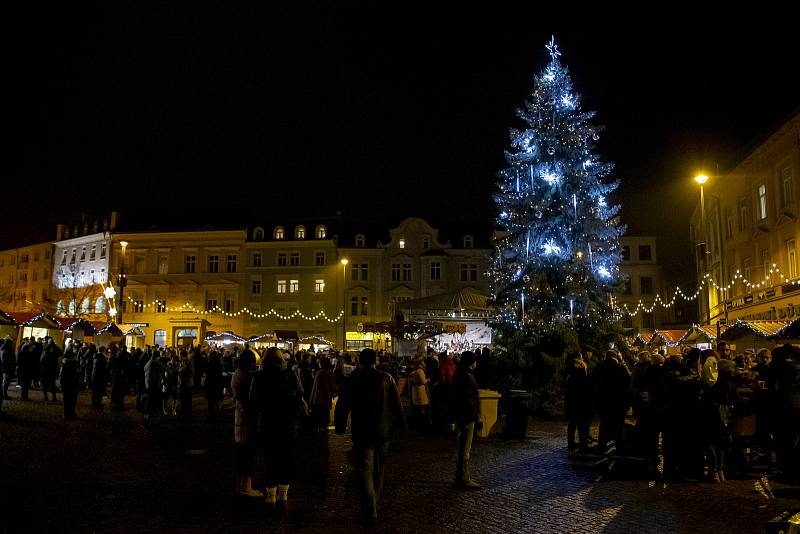 Akce Deníku Česko zpívá koledy na Dolním náměstí v Opavě v roce 2018.