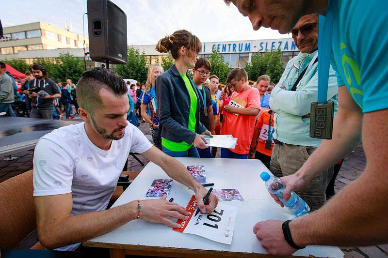 Hlavní tvář Opavské míle Jakub Holuša se tentokrát kvůli zranění nemohl závodu aktivně zúčastnit, plnil tak roli spíkra a absolvoval i autogramiádu.