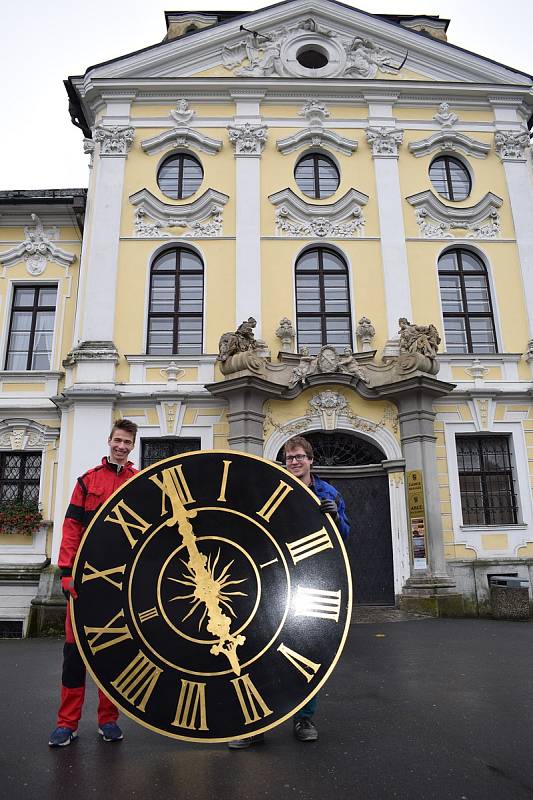 Hodiny na kravařském zámku už se roztikaly