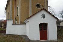 Kaplička u Mokřinek byla opravena.