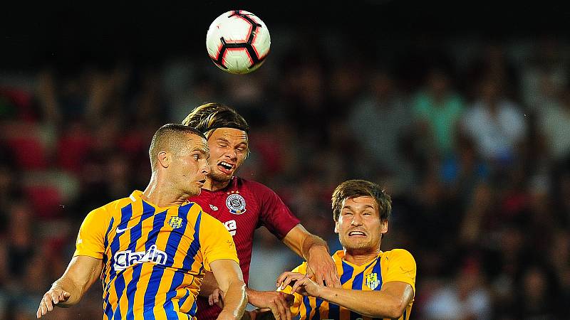 Fotbalové utkání Fortuna ligy mezi celky AC Sparta Praha a SFC Opava 21. července v Praze. Matěj Pulkrab bojuje proti opavské přesile.