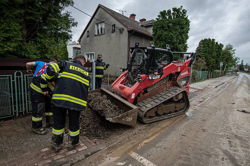 Obyvatelé Šilheřovic odklízeli následky lokálních povodní, 14. května 2021.