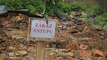 Cedulky Zákaz vstupu. Ticho. Klid. Ani ptáci sem nelétají. I méně citlivý nos cítí spáleninu. Tady stál vítkovský dům číslo 58. Hromada stavební suti, několik ohořelých trámů, satelitní anténa v trávě, ohněm zčernalé nůžky, támhle leží bota. 