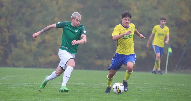 Fotbalisté Zlína B (žluté dresy) v posledním domácím zápase podzimní části třetí ligy podlehli Hlučínu 2:3.