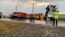 Následky srážky osobního vlaku s kamionem u obce Otice-Rybníčky.