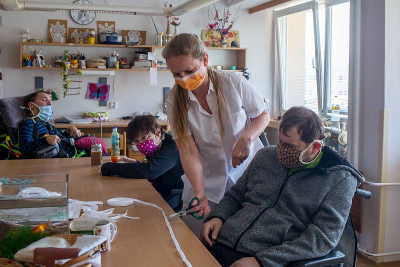 Personál a obyvatelé Centra sociálních služeb (CSS) Hrabyně, kde žije 170 těžce tělesně postižených lidí.