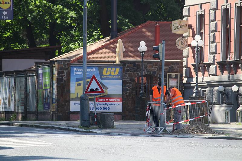 Modernizace semaforů u křižovatek s Hradeckou a Otickou ulicí. Opava, 15. června 2021.