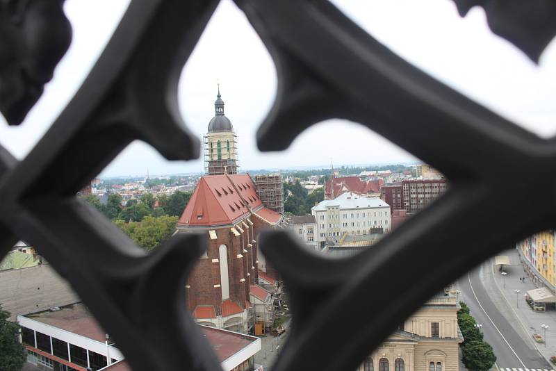 Výstupy na Hlásku jsou každou sobotu. Z vyhlídky mají návštěvníci Opavu jako na dlani.