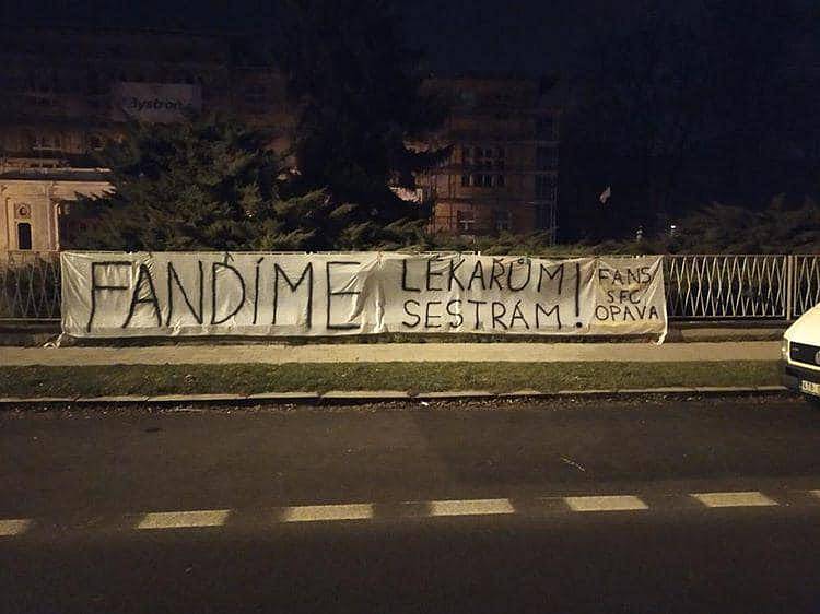 Fanoušci SFC podpořili bojovníky s koronavirem.