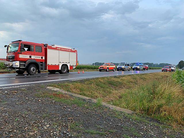 Následky srážky osobního vlaku s kamionem u obce Otice-Rybníčky.