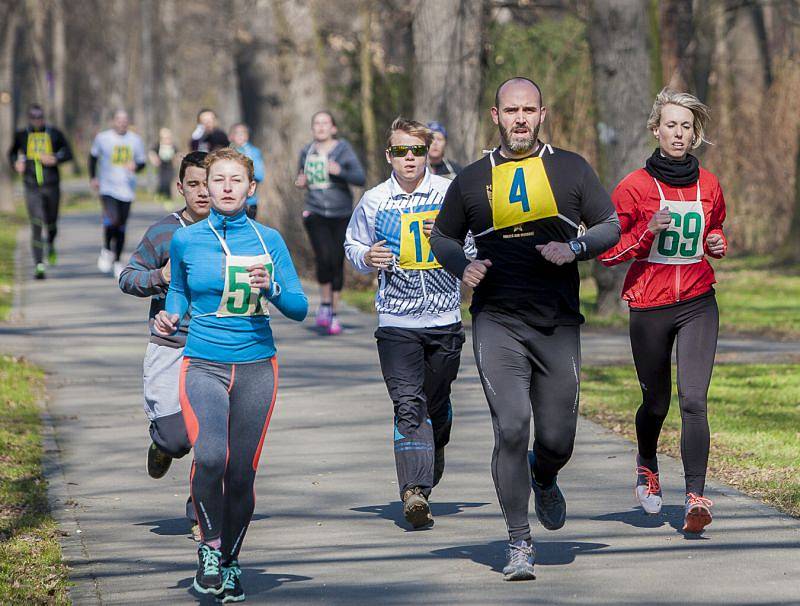 Městské sady patřily běžcům. Celkem 167 závodníků všech věkových kategorií se představilo na startu běžeckého závodu Vyběhneme za sluníčkem s opavským Nissanem.