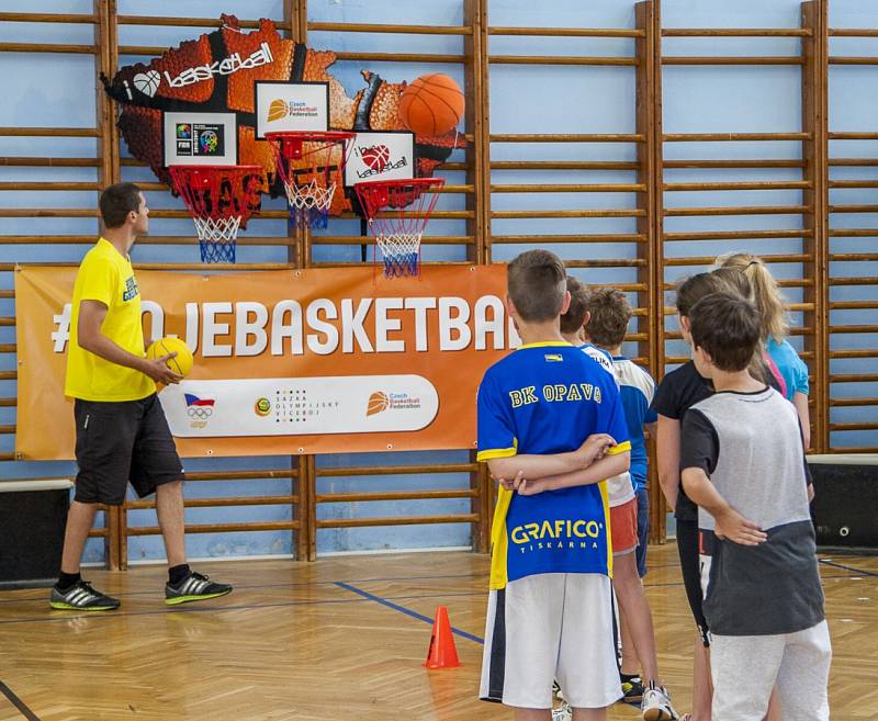 Velká basketbalová roadshow se konala v tělocvičně Základní školy Otické v Opavě. 