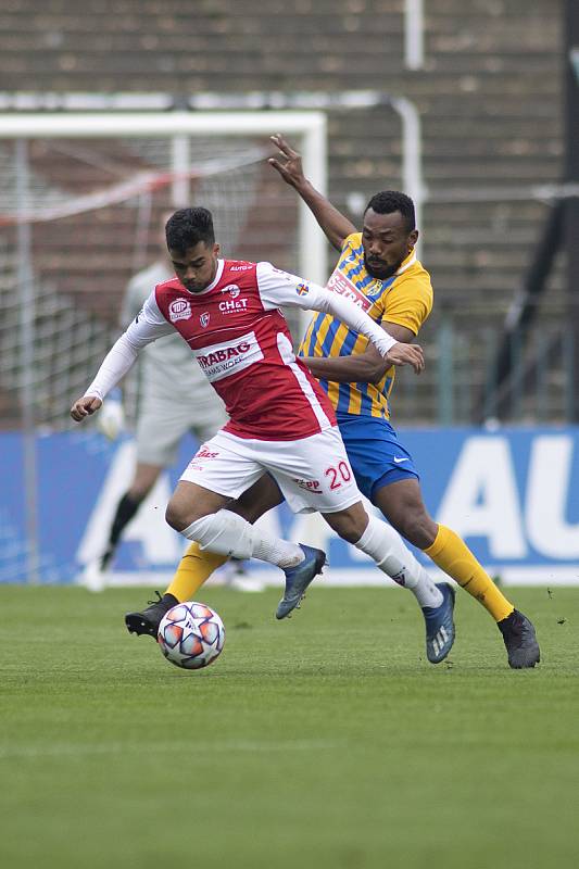 Fotbalové utkání FK Pardubice (červení) - SFC Opava v Praze.