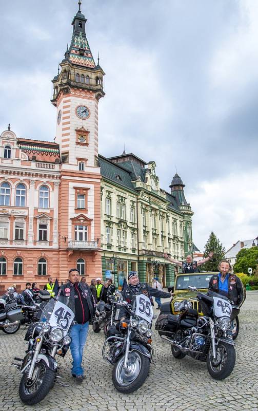 Motorkáři se o víkendu vydali společně z Opavy do Krnova a zpátky. Víkendová akce byla uspořádána jako oslava pro čtveřici motorkářů, kteří slaví životní jubileum.