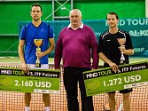 Jan Mertl (vlevo), vítěz opavského Futura, s majitelem Tenis centra Jaroslavem Cimingou. Vpravo poražený finalista  Jaroslav Pospíšil.