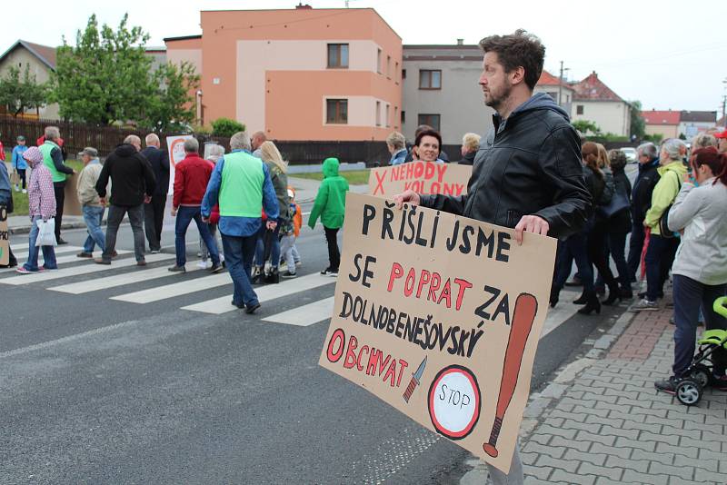 Občanům Benešova došla trpělivost, zablokovali silnici.