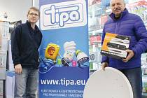 Jan Latka (vpravo) v prodejně opavské společnosti Tipa přebírá satelit, což je cena pro vítěze Tip ligy.