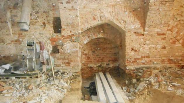 Vznik historické kamenné studny se datuje do sedmnáctého století. Vyzděna je do úrovně nejnižší podlahy.