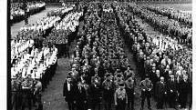 Fotografie ze slavnosti na stadionu v Opavě 1. května 1939.