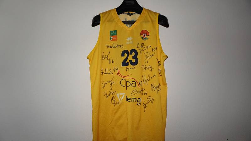 Basketbalový dres Luďka Jurečky podepsaný hráči BK Opava.