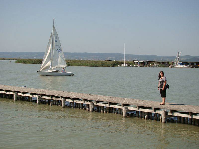 Při cestě z dovolené z maďarských lázní jsme si udělali zastávku v Rakousku Neusiedler See krásné místo v oblasti Burgenland. Cestu nám lemovaly malebné vesničky, krajinu lemovaly vinice a sluníčko pálilo.