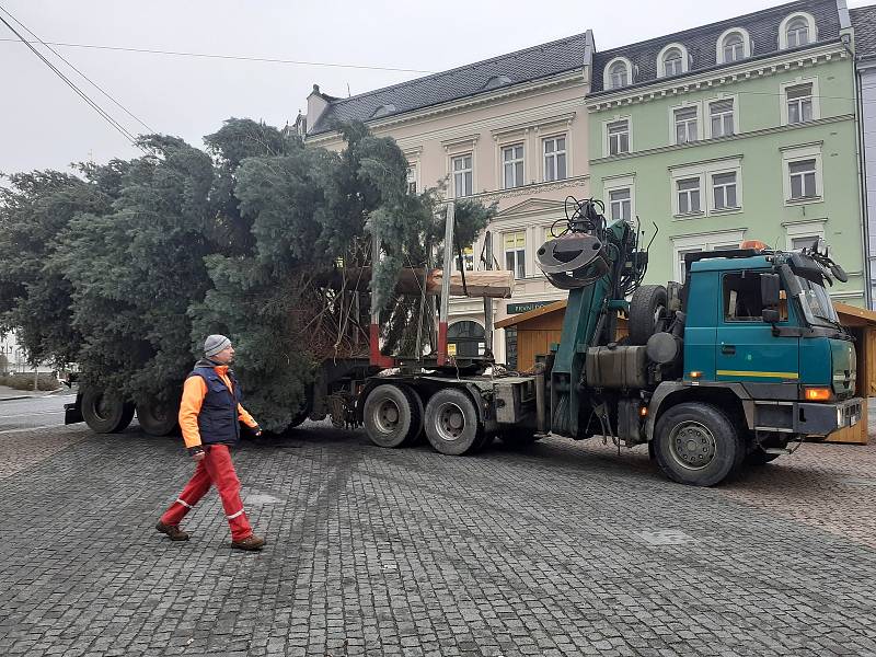 Instalace vánočního stromu na Dolním náměstí v Opavě. 22. listopadu 2022, Opava.