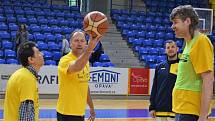 Basketbalový biatlon i regulérní zápas. Opavští basketbalisté si zahráli s Radostí.