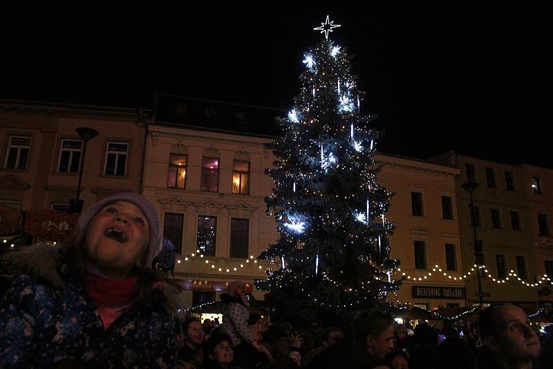 Slavnostního rozsvěcení vánočního stromu na Dolním náměstí v centru Opavy se dnes zúčastnily tisíce lidí.