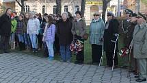 Uplynulou sobotu, v den výročí 17. listopadu, zde stála necelá desítka těch, kteří pocítili, co to jsou totalitní režimy, včetně toho komunistického.