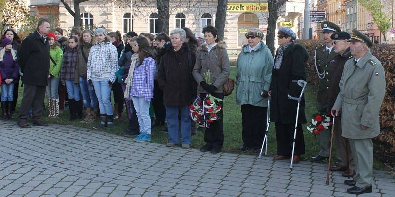 Uplynulou sobotu, v den výročí 17. listopadu, zde stála necelá desítka těch, kteří pocítili, co to jsou totalitní režimy, včetně toho komunistického.