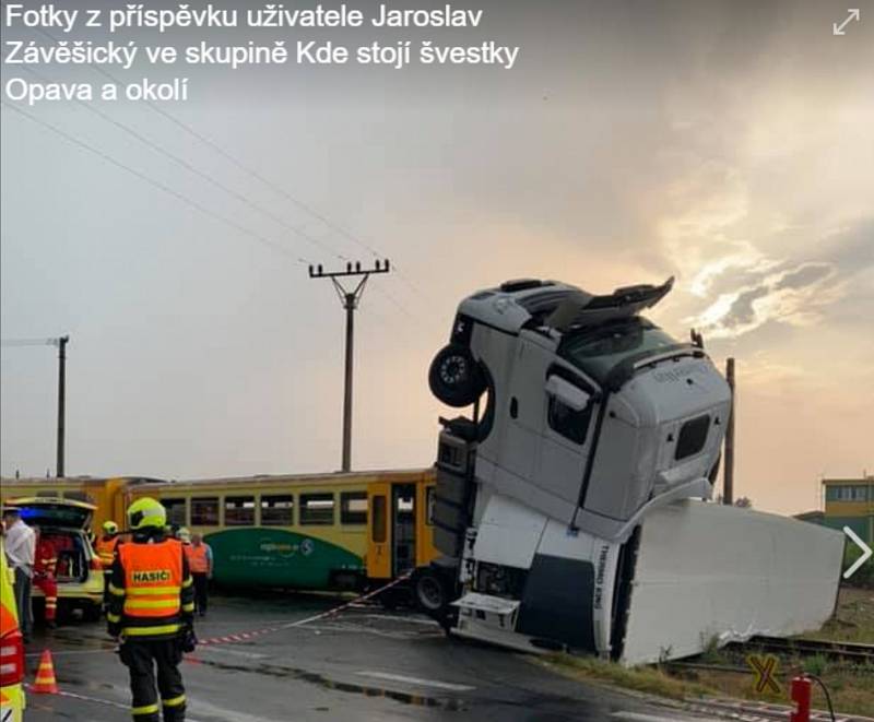 Následky srážky osobního vlaku s kamionem u obce Otice-Rybníčky.