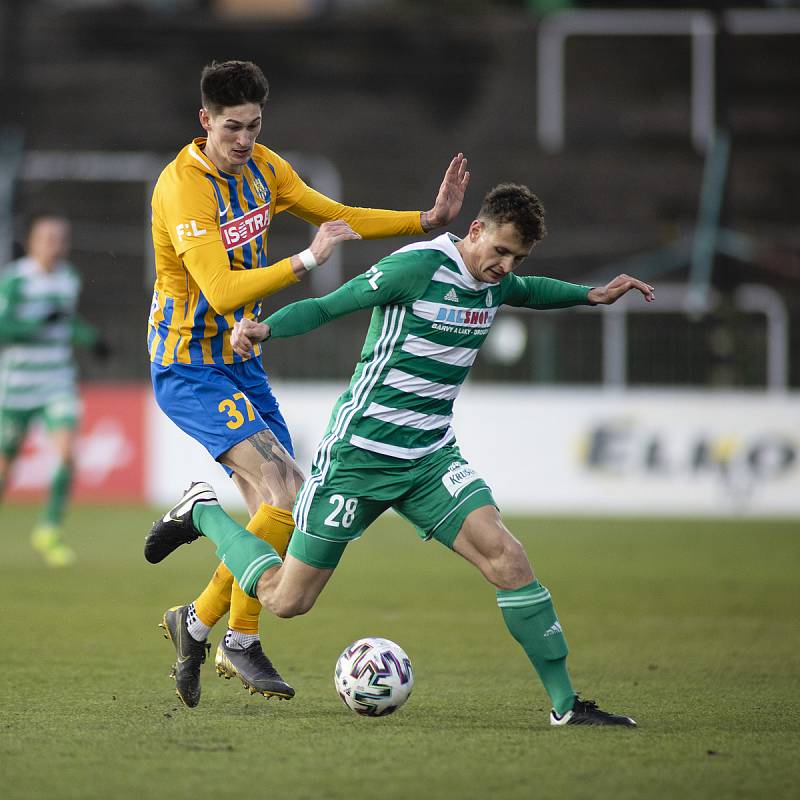 Opava - Dohrávka zápasu 14. kola FORTUNA:LIGY mezi Bohemians Praha 1905 a SFC Opava 27. ledna 2021. Tomáš Čvančara (SFC Opava) a Lukáš Hůlka (Bohemians Praha 1905).