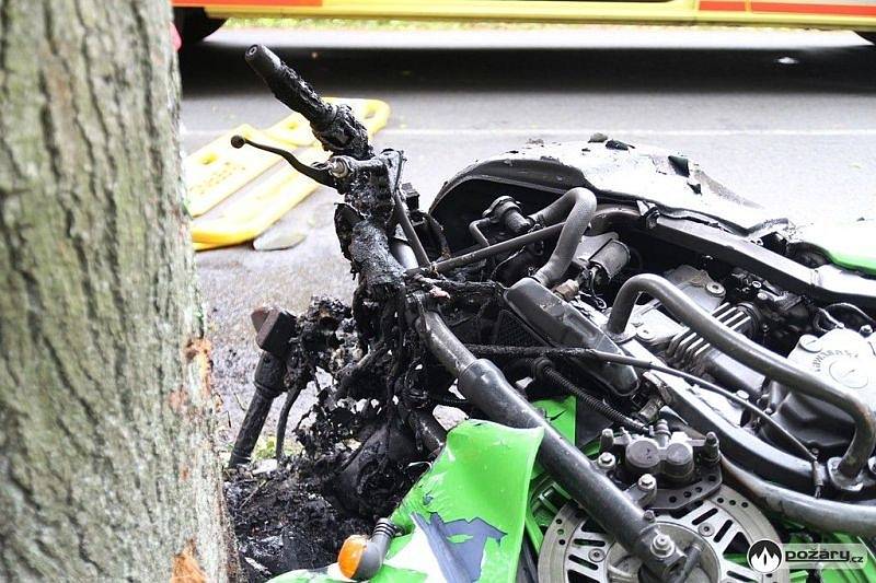 Dvě jednotky hasičů spolu s dalšími složkami IZS zasahovaly v sobotu u těžké dopravní nehody motocyklu mezi Bohučovicemi a Chvalíkovicemi.