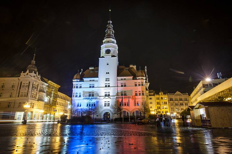 Památku zavražděných při teroristických útocích v Paříži uctila i Opava. 