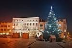 Vánoční výzdoba na hlučínském Mírovém náměstí. Prosinec 2021, Hlučín.