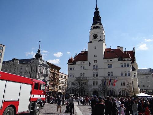 Ukázka slaňování a záchrany osob z radniční věže Hláska, o kterou se postaralo lezecké družstvo z opavské stanice Hasičského záchranného sboru Moravskoslezského kraje.