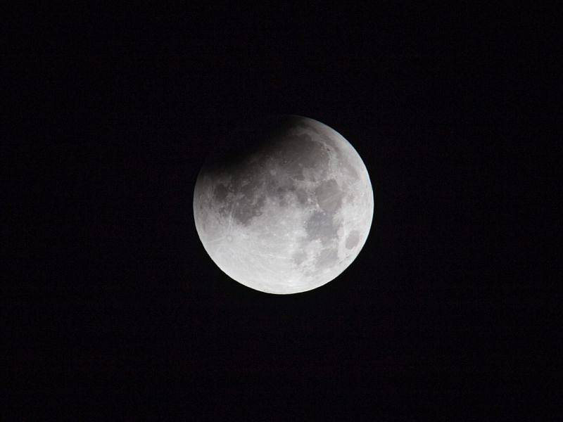 Prvně po třech letech bylo během pondělního časného rána v České republice k vidění úplné zatmění Měsíce.