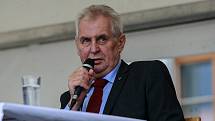 Prezident Miloš Zeman diskutoval zhruba půl hodiny na hlučínském Mírovém náměstí.